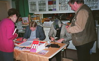 Käufer lassen sich im Hotel Lydia in Berlin-Hohenschönhausen ihre Exemplare signieren.